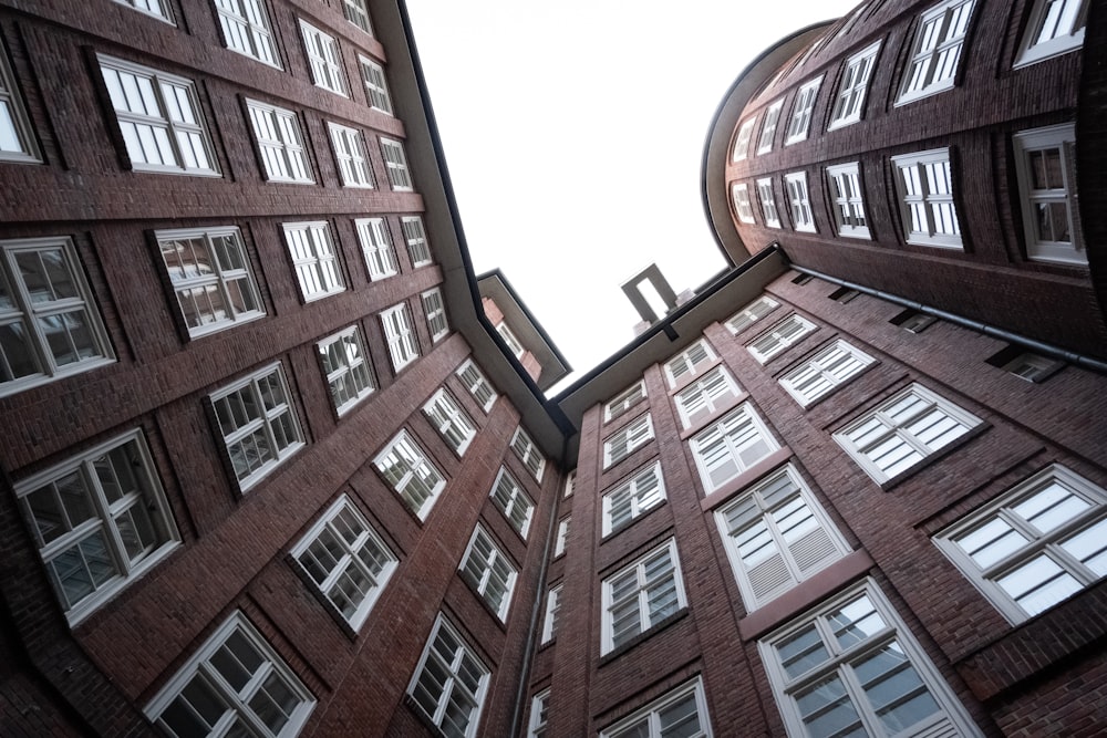 bâtiment en béton brun sous le ciel blanc pendant la journée