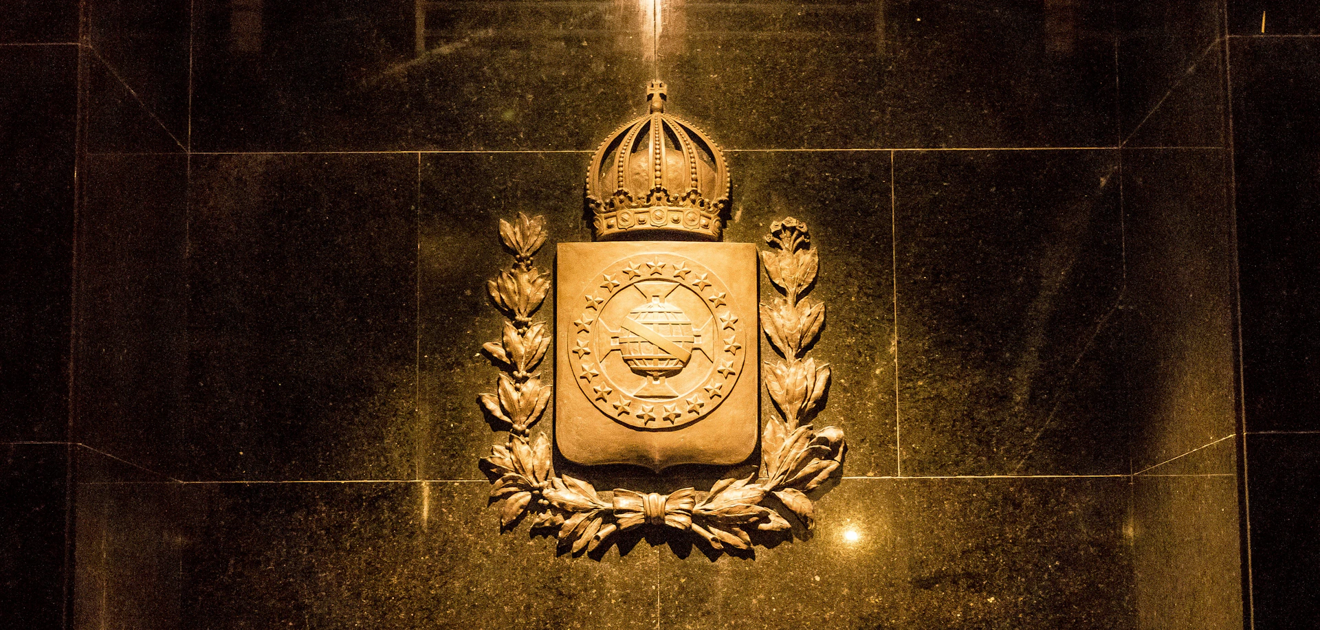 gray computer monitor