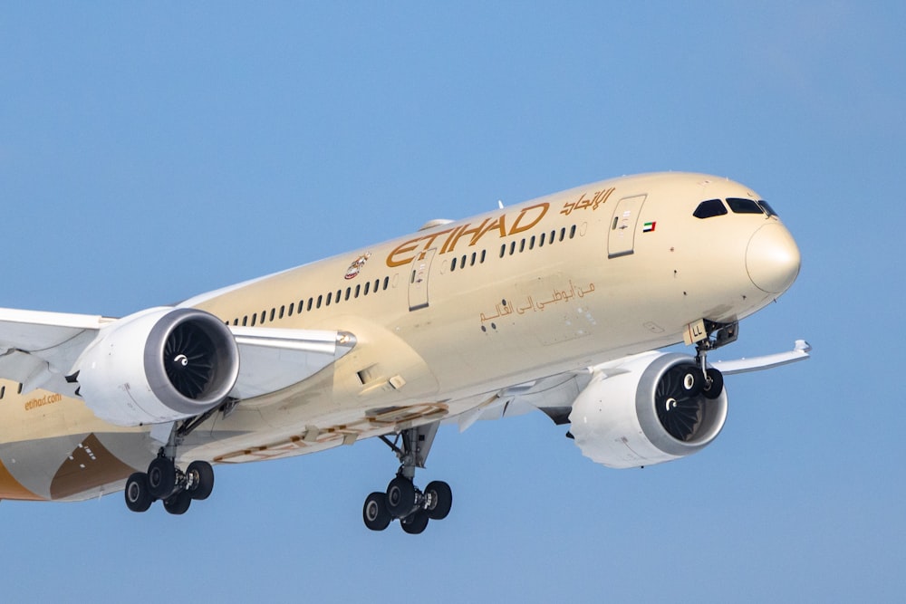 avião de passageiros branco e azul no céu