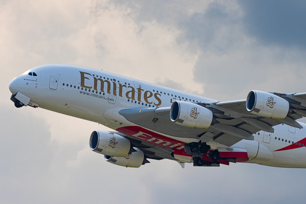 avião de passageiros branco e vermelho no céu