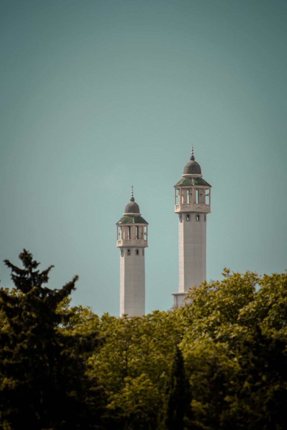 Torre de hormigón blanco y marrón