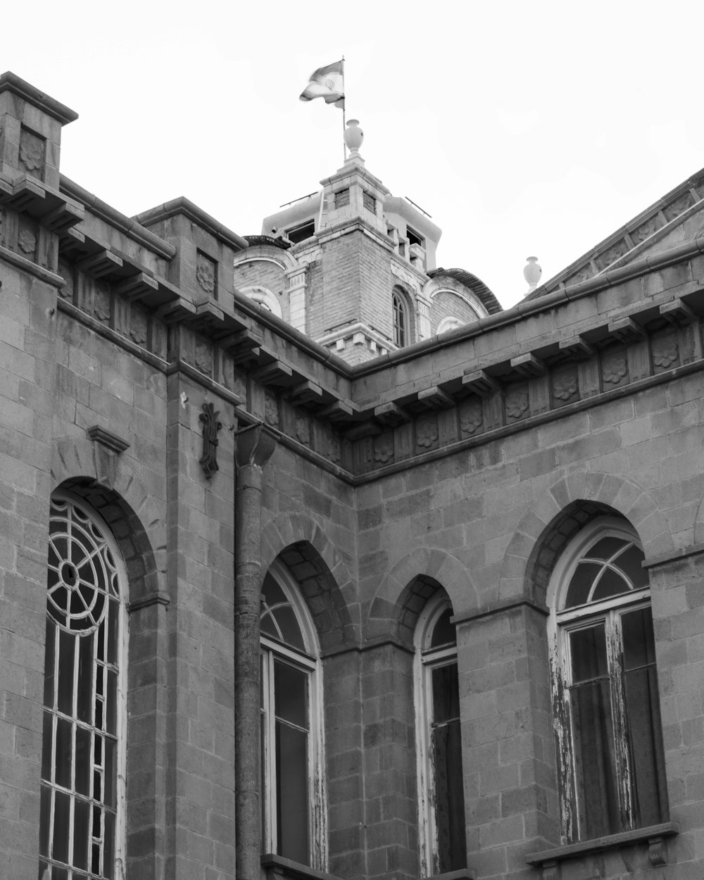 Fotografía de bajo ángulo de edificio de hormigón gris