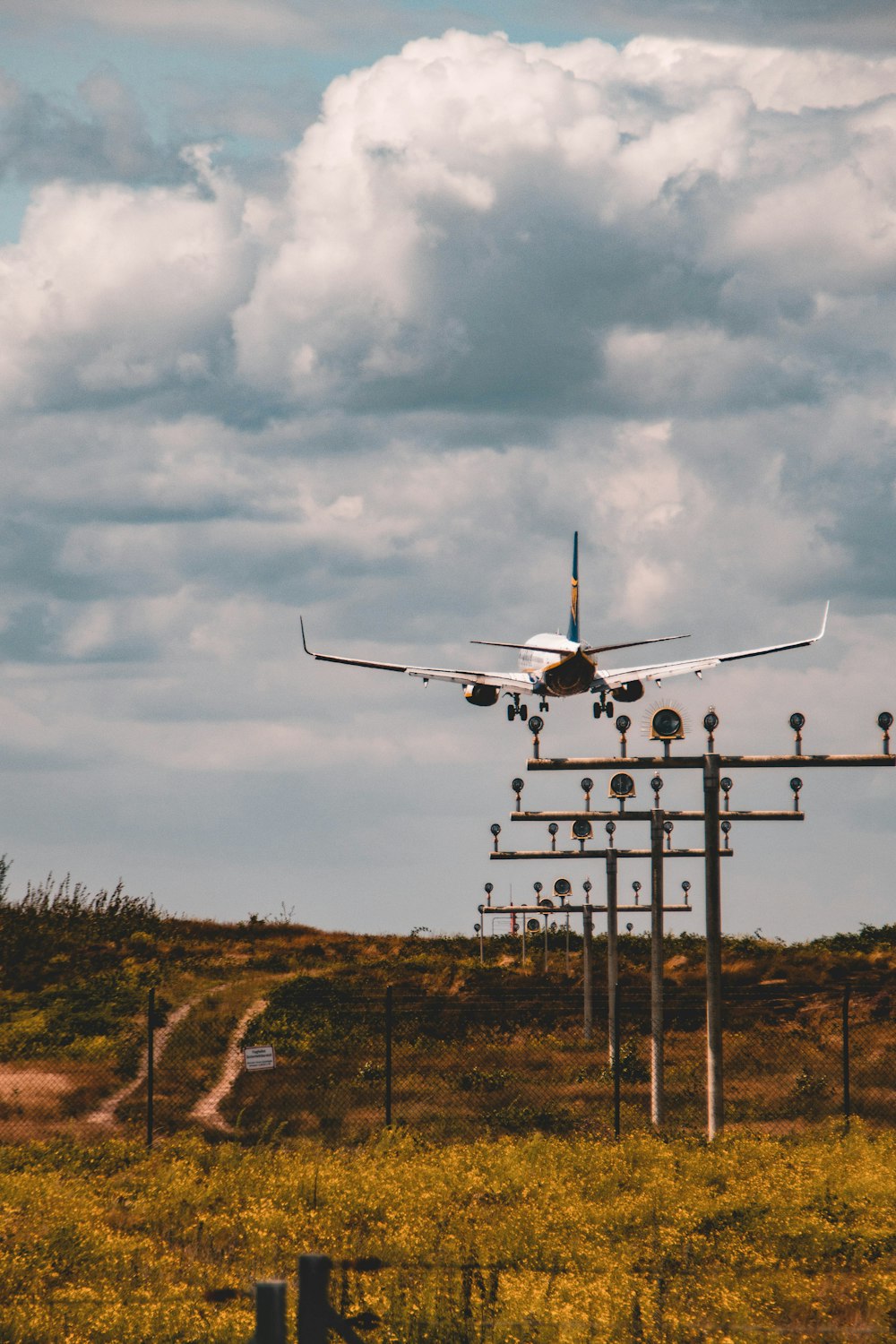 Avión blanco volando sobre las nubes durante el día