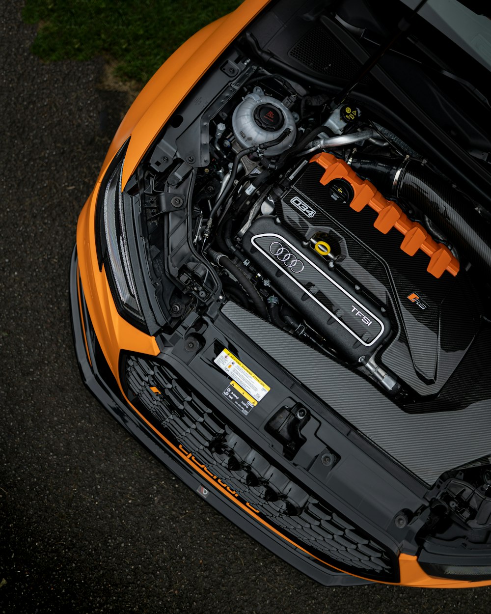 Compartimento del motor del coche negro y naranja