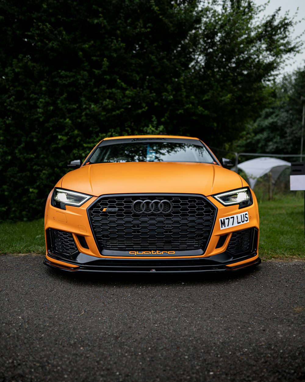 Audi coche naranja en la carretera durante el día