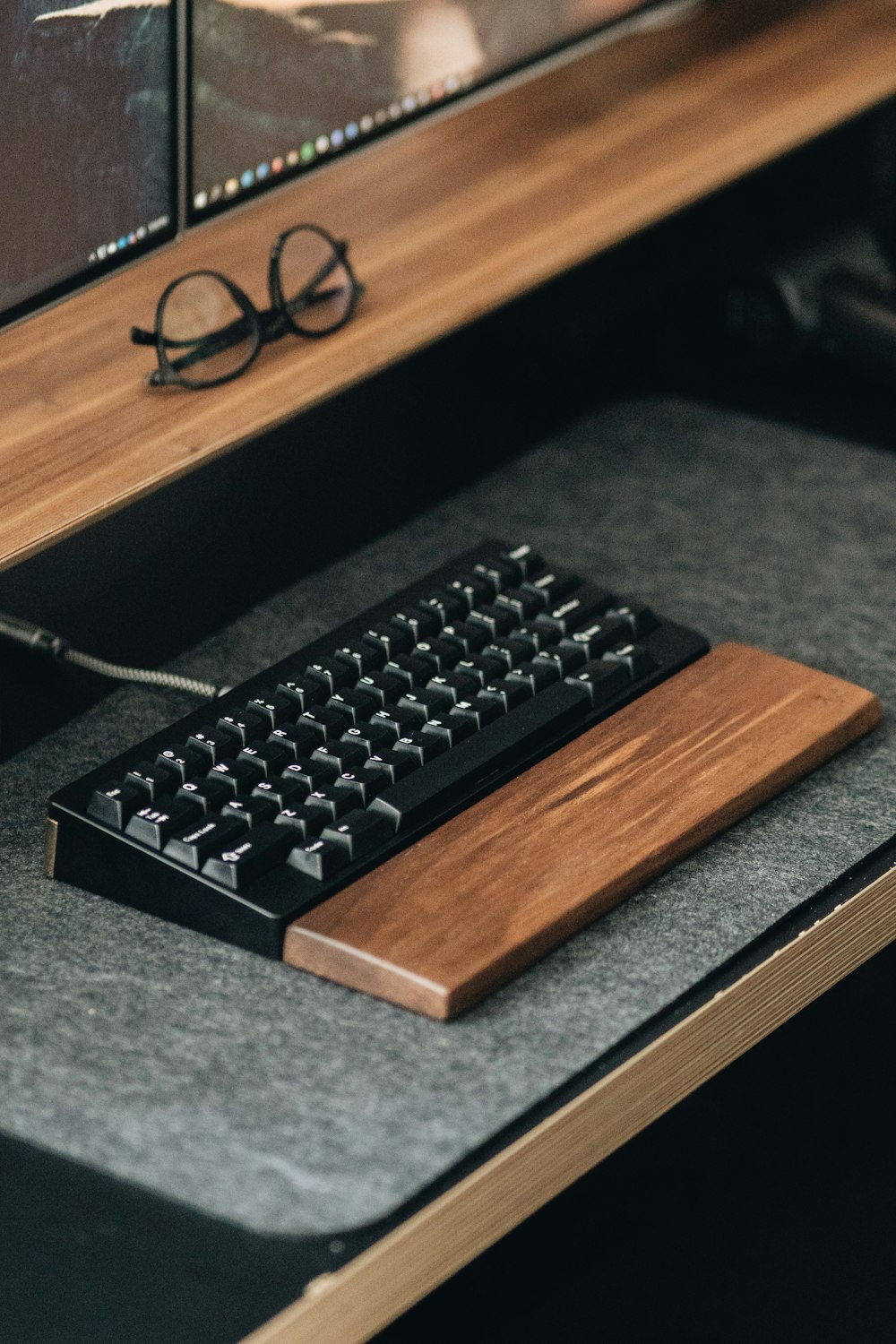 Clavier d'ordinateur noir sur bureau en bois marron photo – Photo