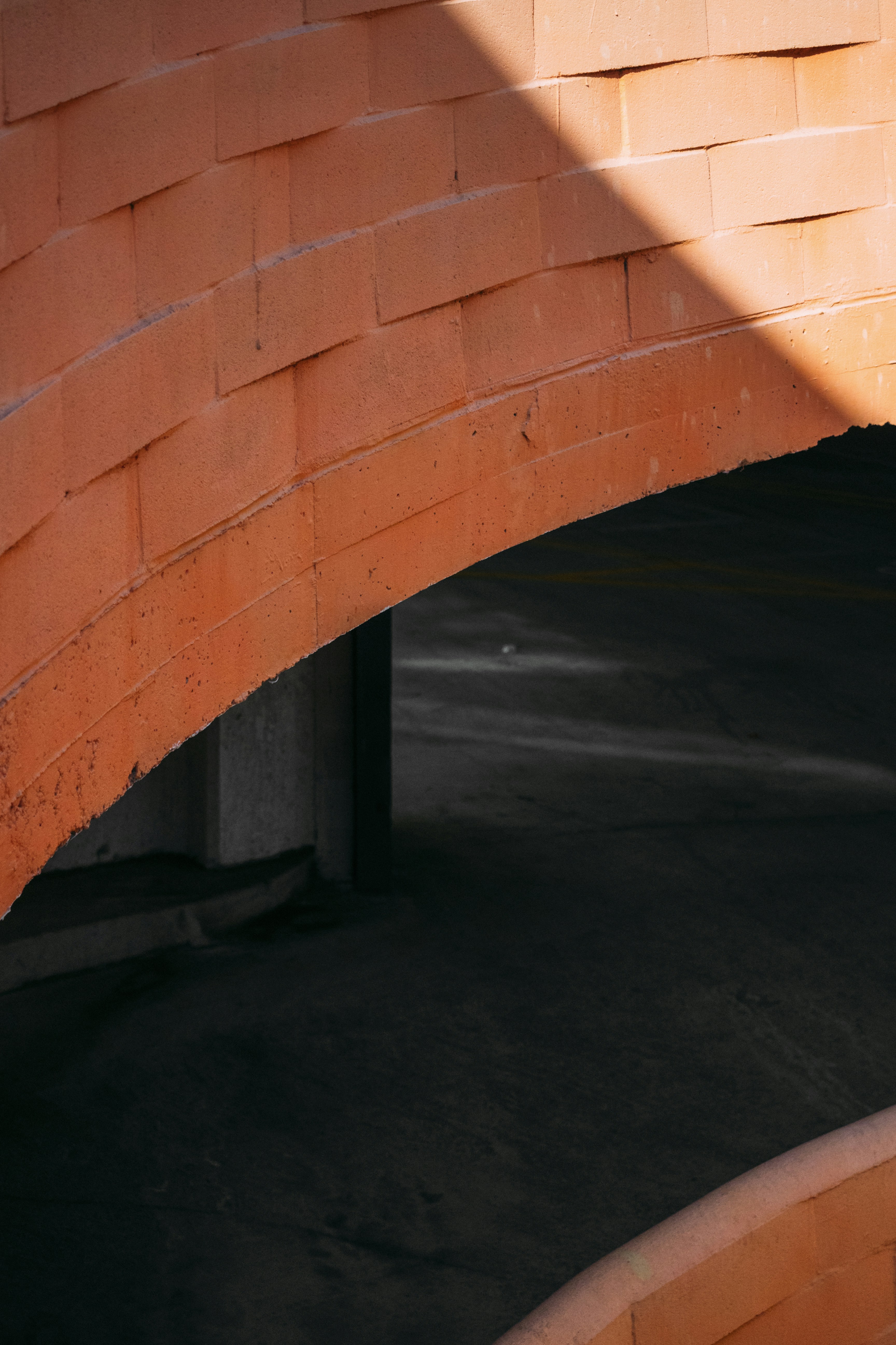 parede de tijolo marrom durante o dia