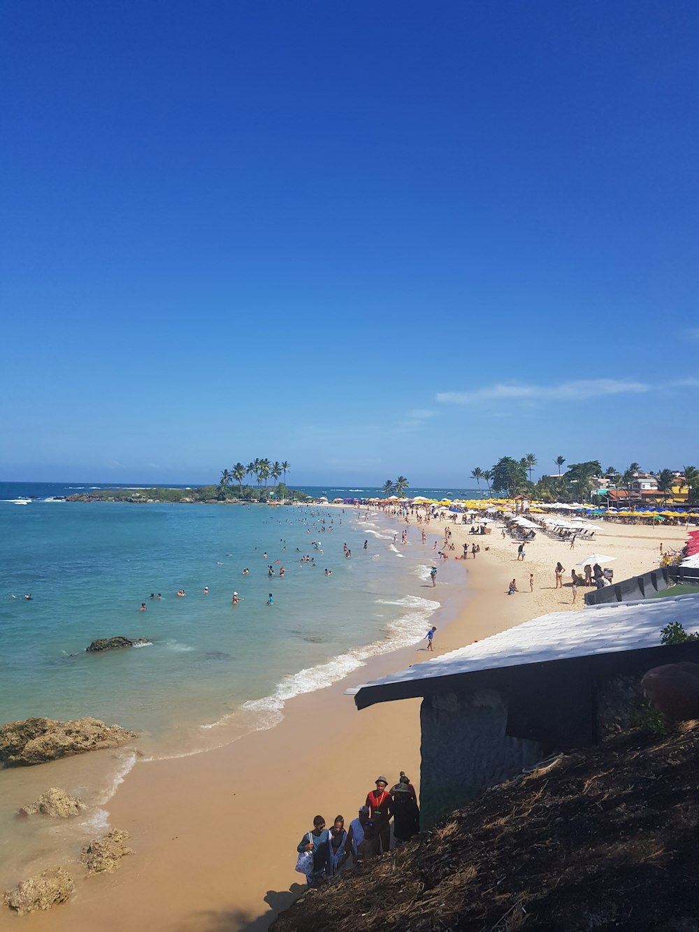 Gente en la playa durante el día