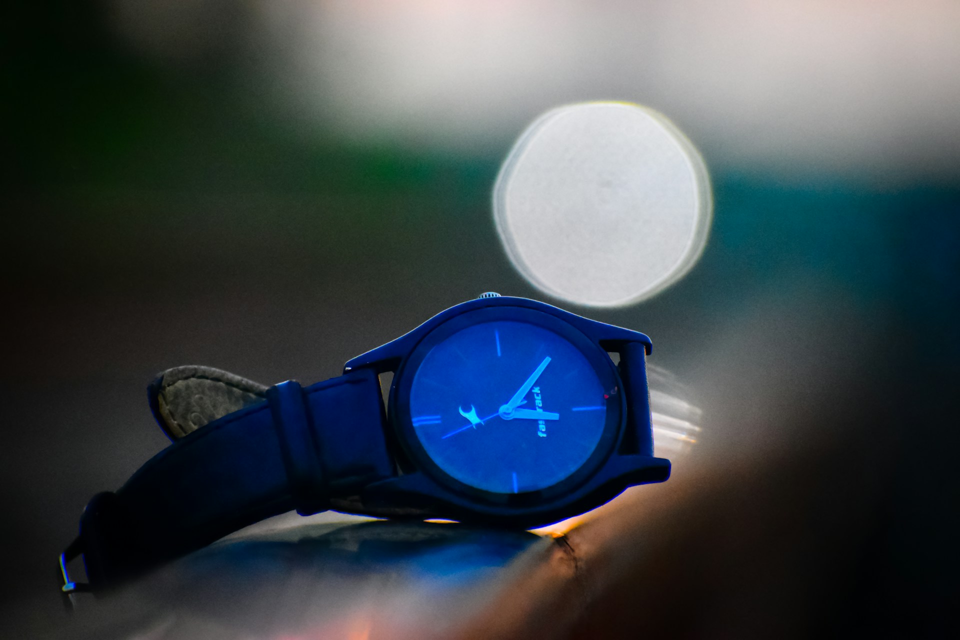 gray computer monitor