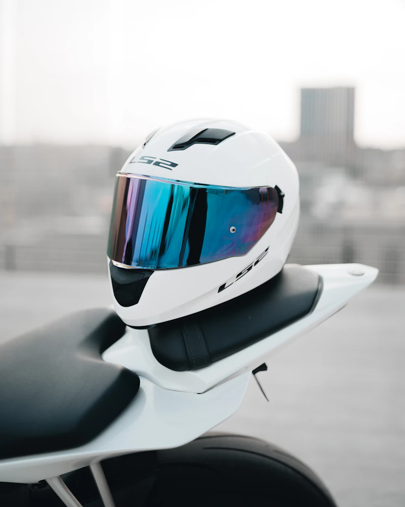 ツーリング向けヘルメットおすすめ2選｜Arai RX-7XとOGK KAMUI-3を徹底比較