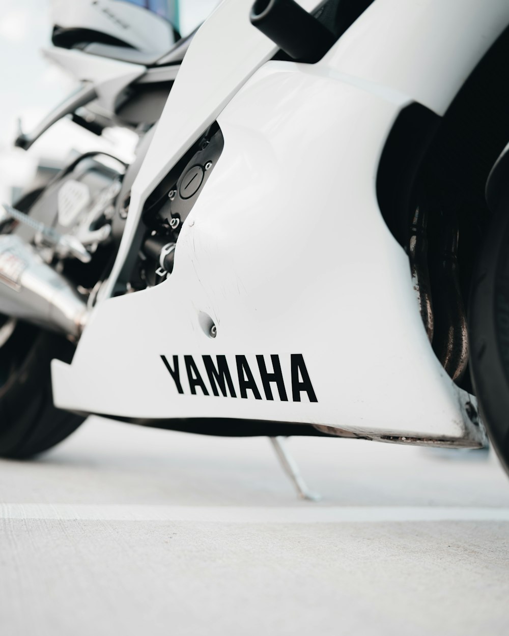 voiture de sport blanche et noire