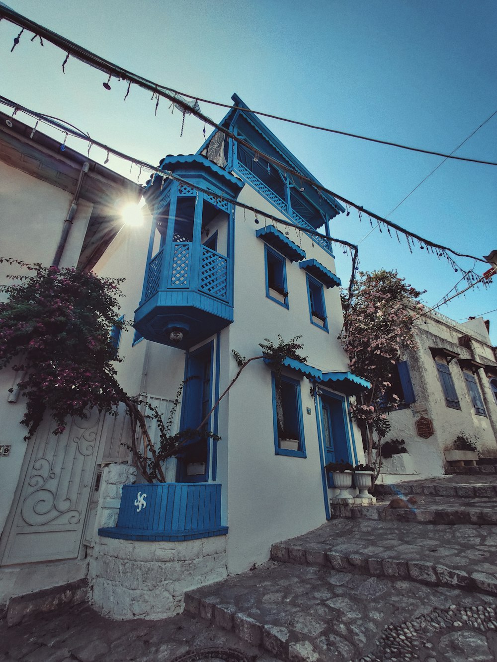 Casa de hormigón azul y blanco bajo el cielo azul durante el día