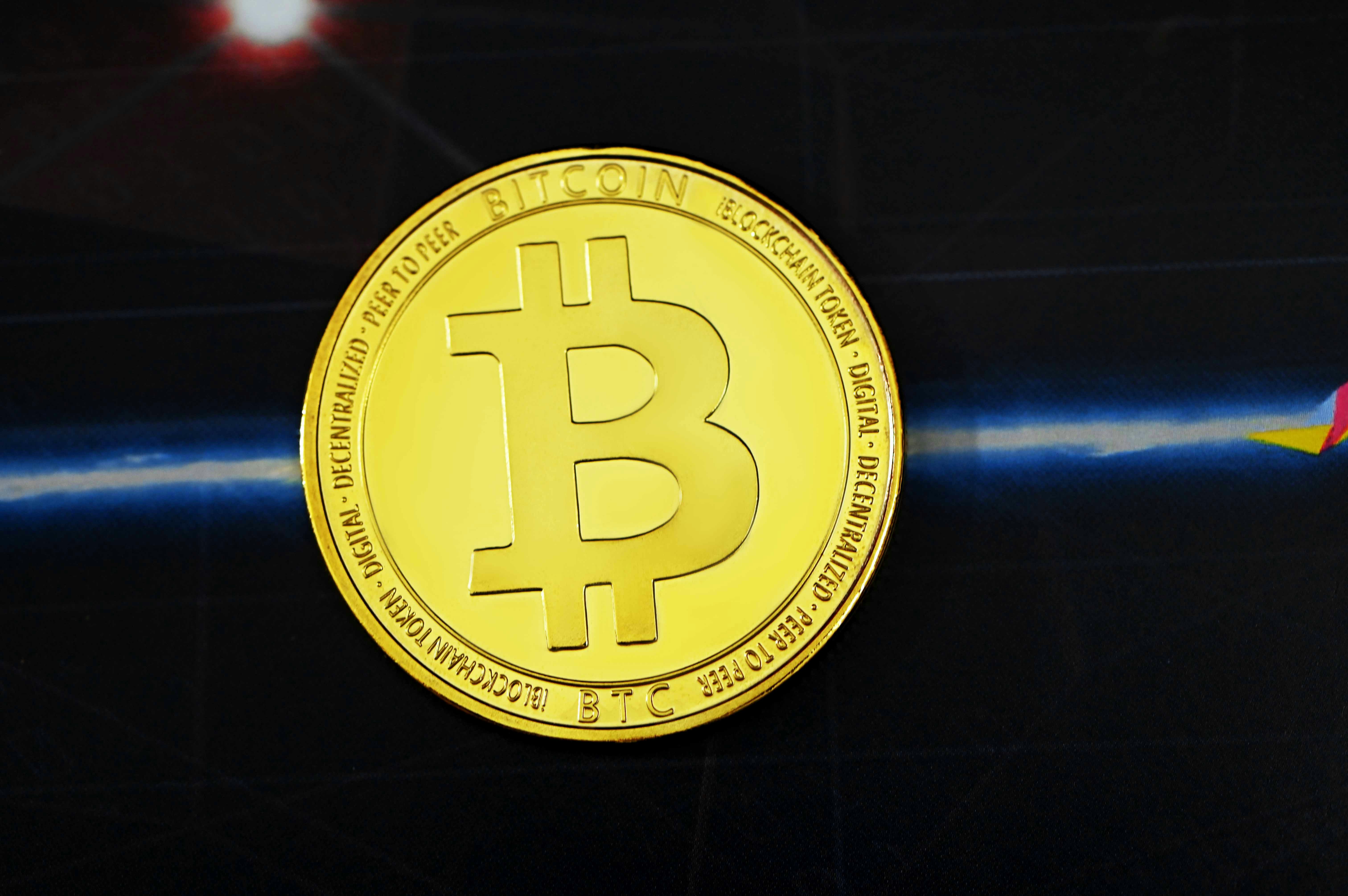 Placa redonda dorada y blanca foto – Imagen de Dinero gratuita en Unsplash