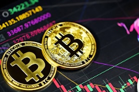 Moeda de Bitcoin sobre o gráfico do Bitcoin.