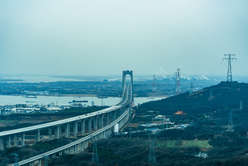 日中の都市の建物の航空写真