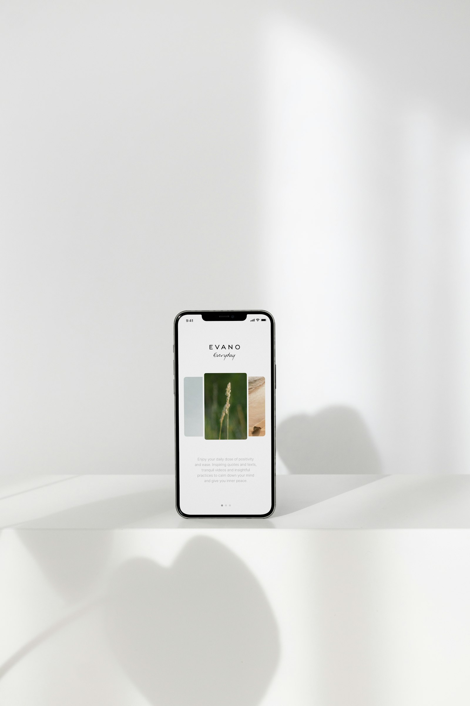 LPの文面をAIに読ませて出てきた改善案を、実機のスマホ表示と見比べている担当者のイメージ