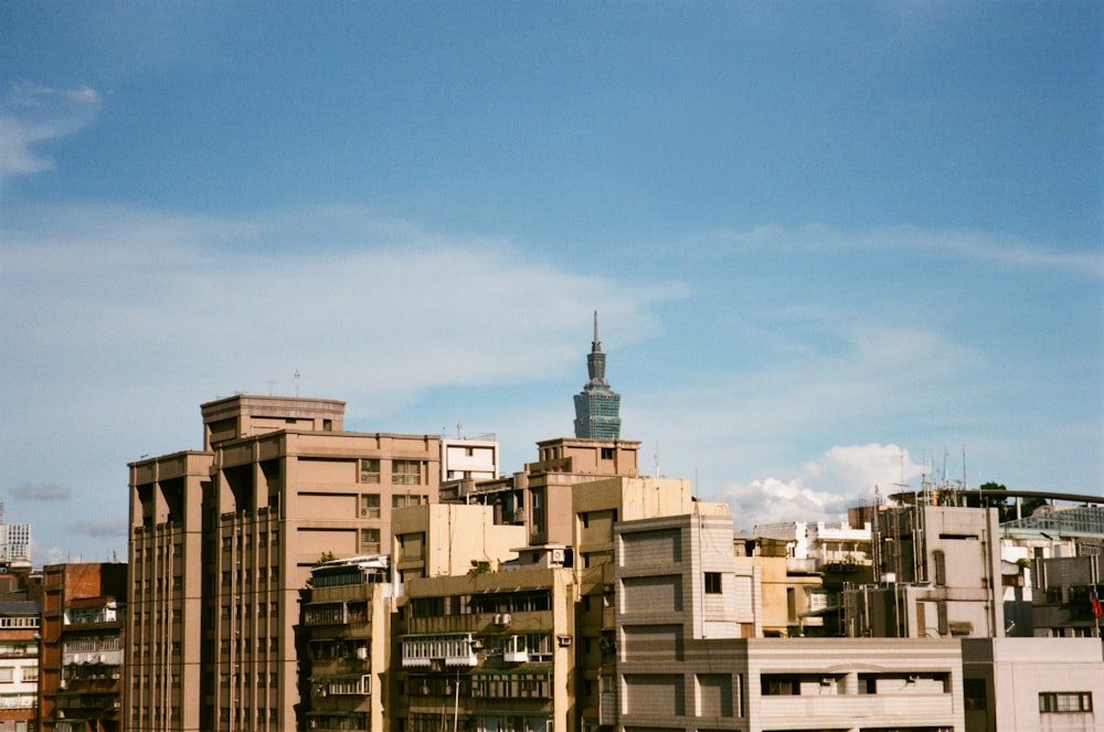 A tall tower with a blue sky photo – Free Brazil Image on Unsplash