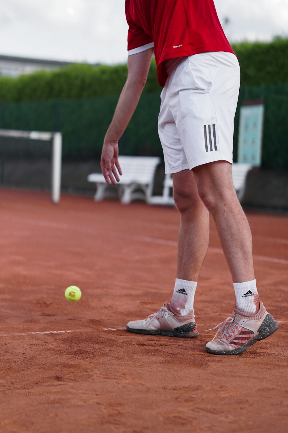 Frau im weißen Nike-Trikot beim Tennisspielen tagsüber