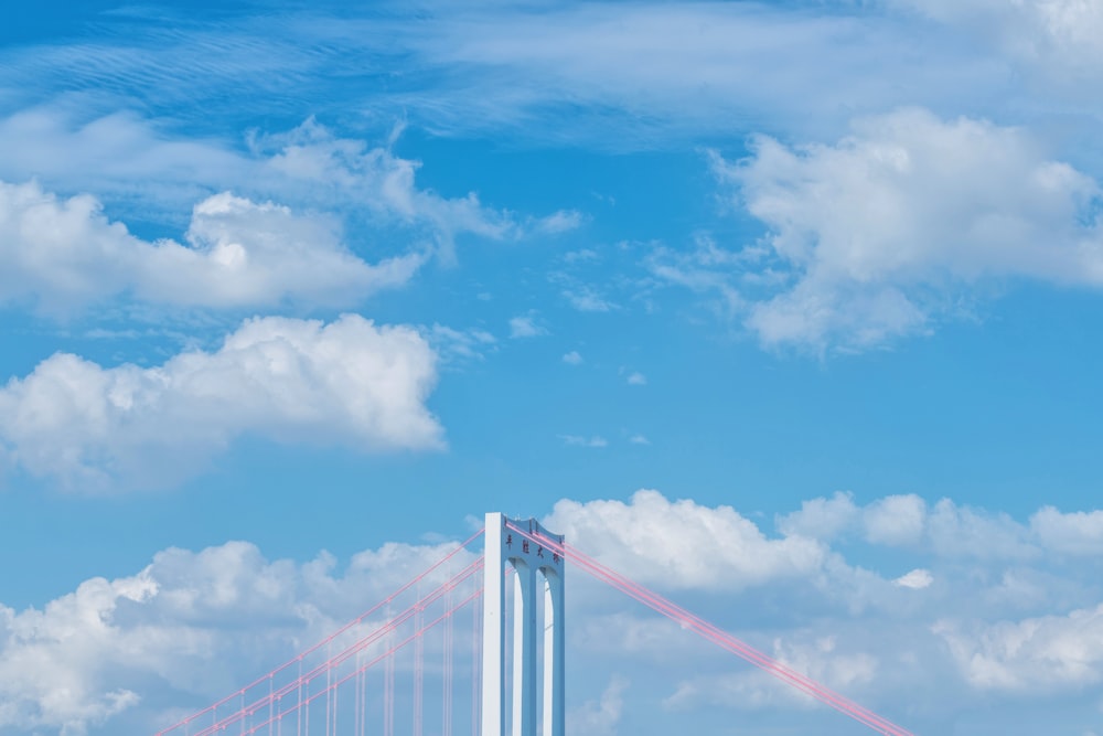 Weiße Brücke unter blauem Himmel tagsüber