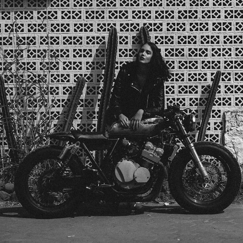 오토바이를 타고 검은 재킷에 여자