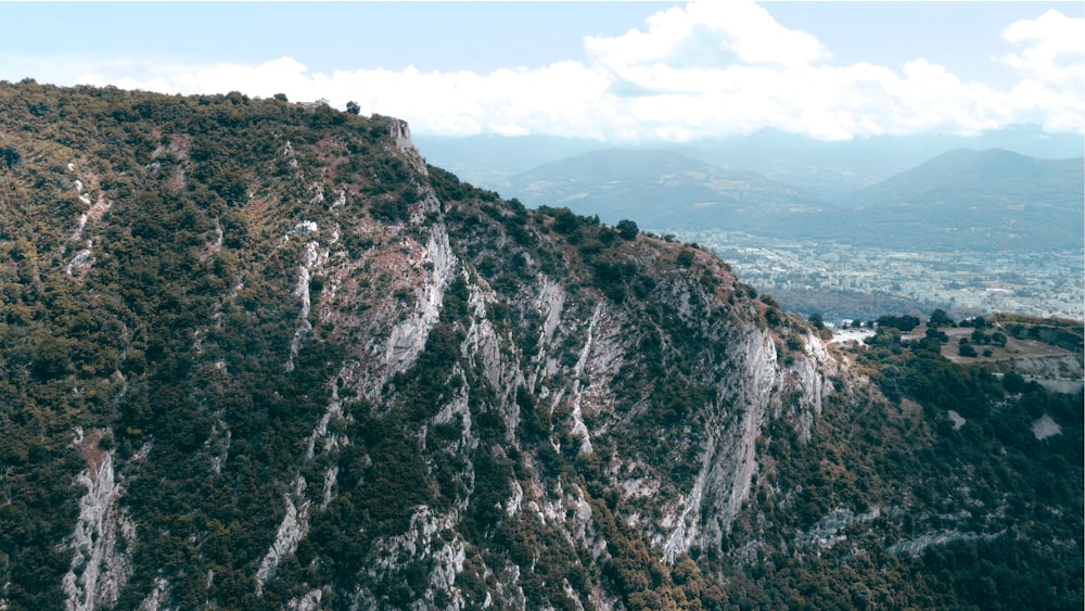 montagna rocciosa grigia sotto il cielo bianco durante il giorno