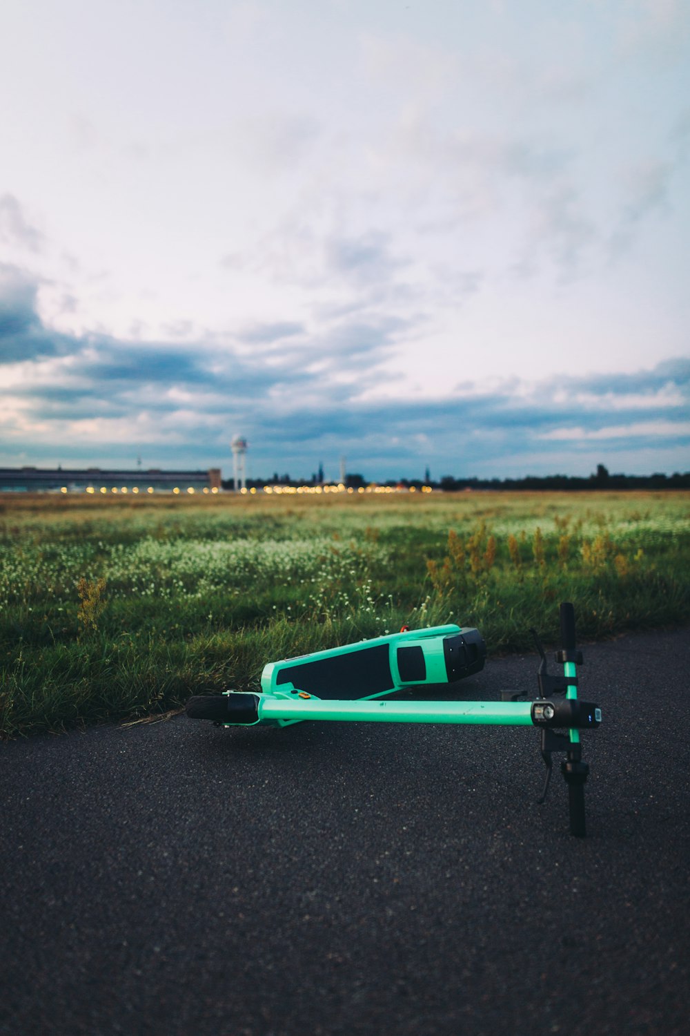 skateboard verde e nero su strada durante il giorno