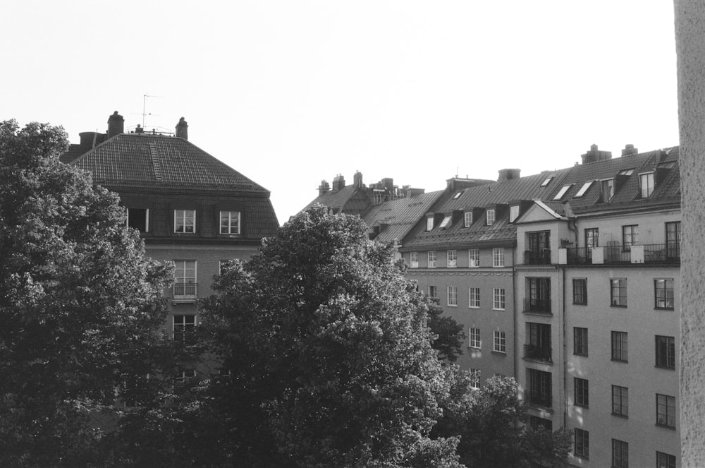 a black and white photo of some buildings