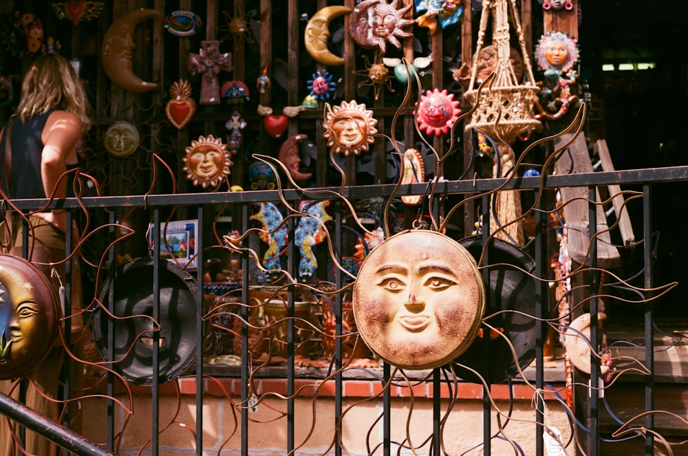 Masque blanc et noir sur clôture en métal noir