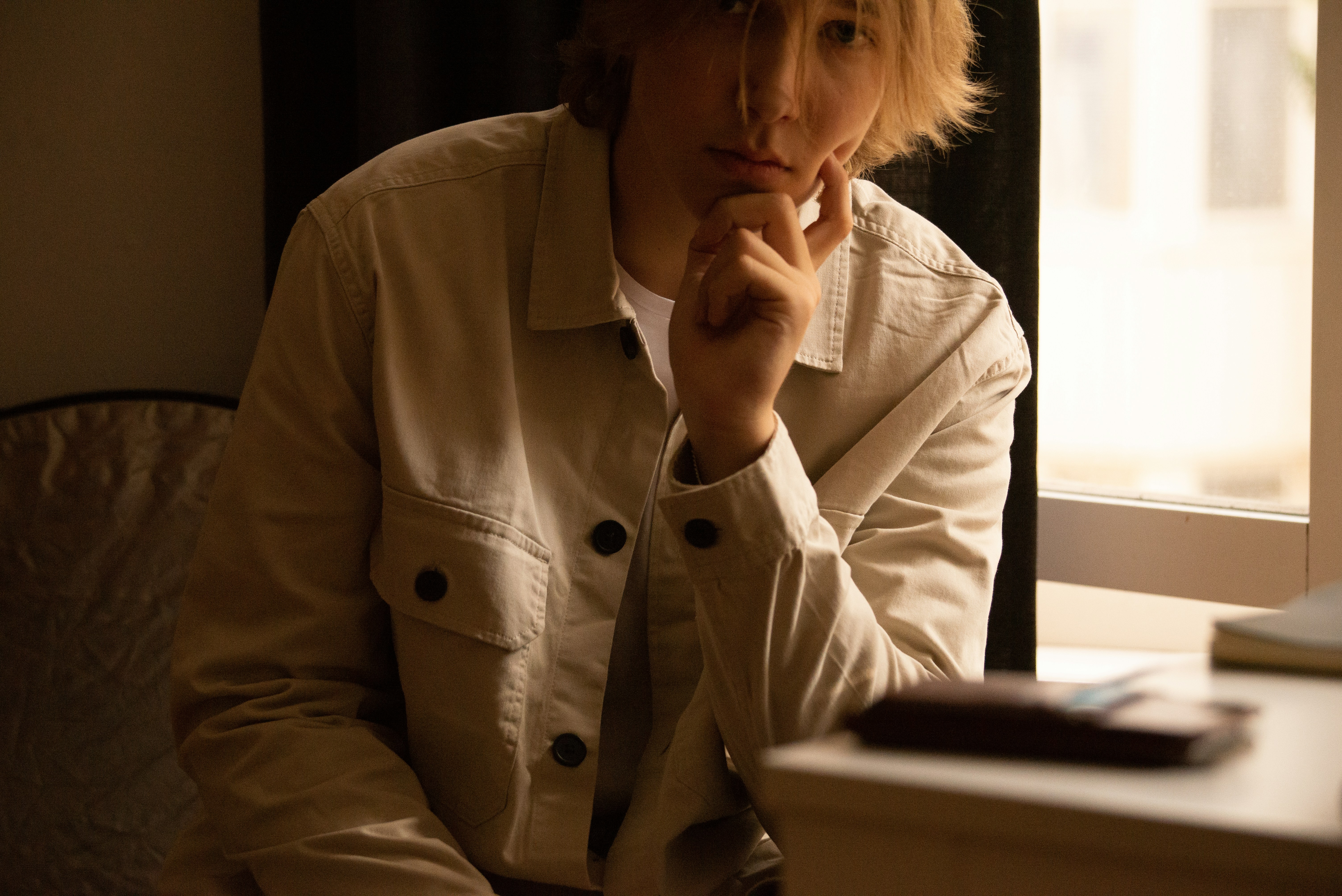 テーブルのそばに座る白衣の女性