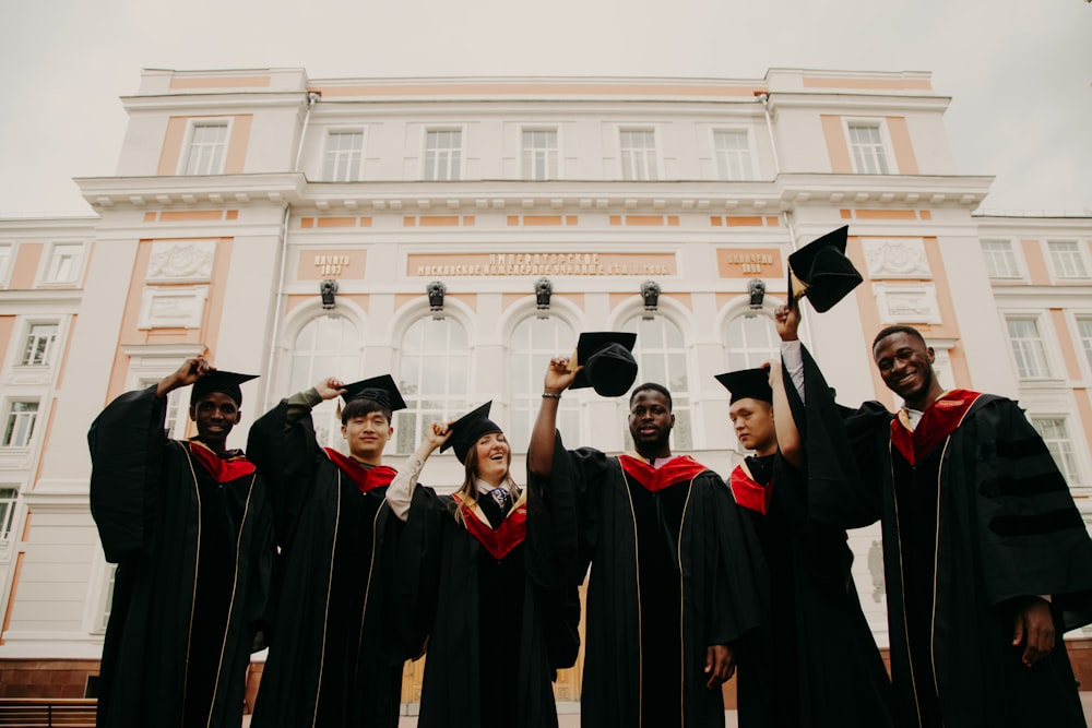 grupo de personas en vestido académico negro