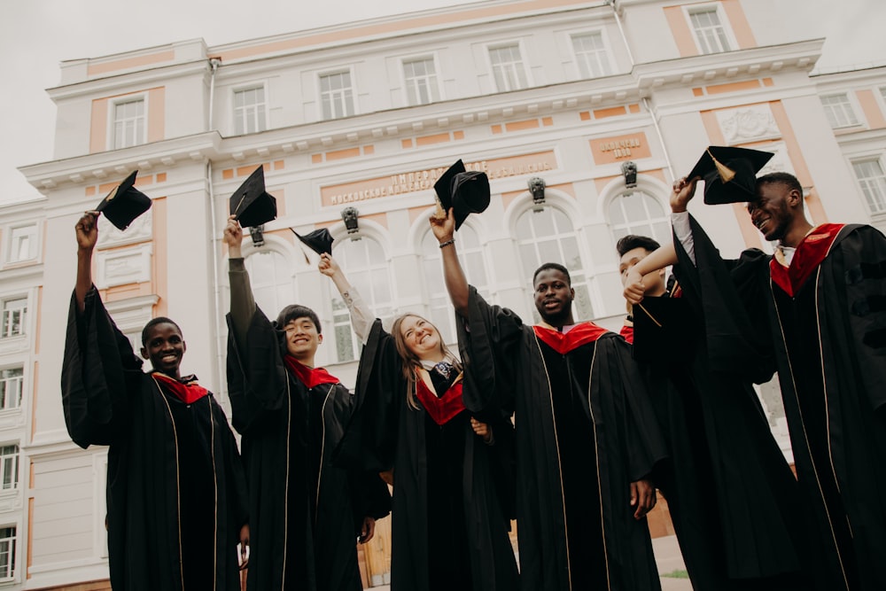 grupo de pessoas vestindo vestido acadêmico preto