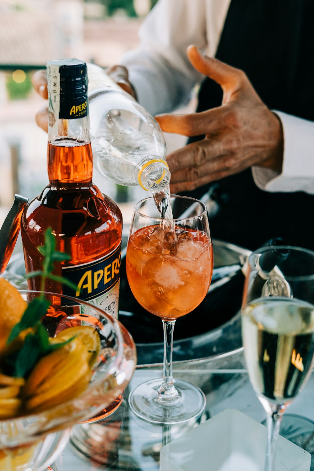 verre à vin transparent à côté d’une bouteille en verre brun