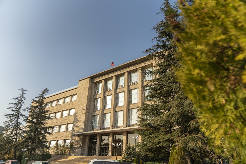 a large building with cars parked in front of it