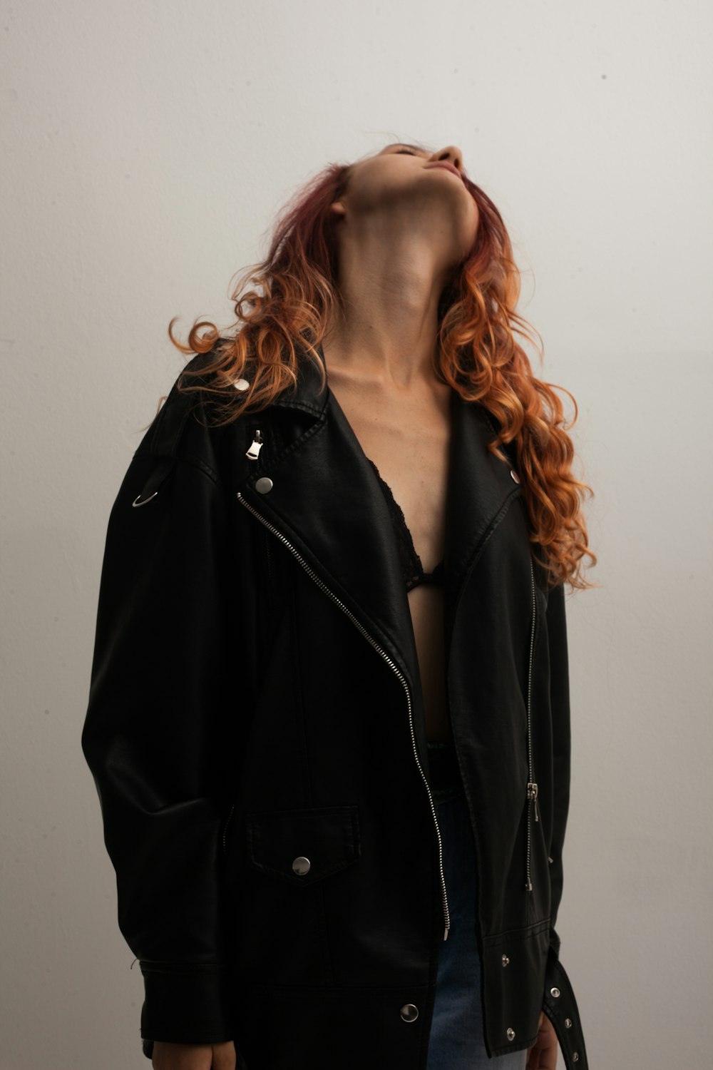 Femme en veste en cuir noir