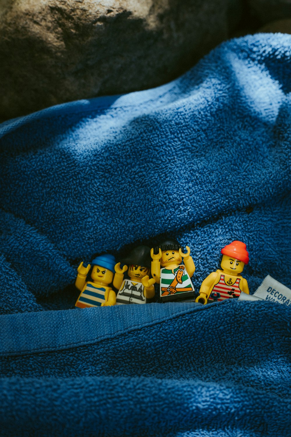 Mini figurine LEGO sur textile bleu