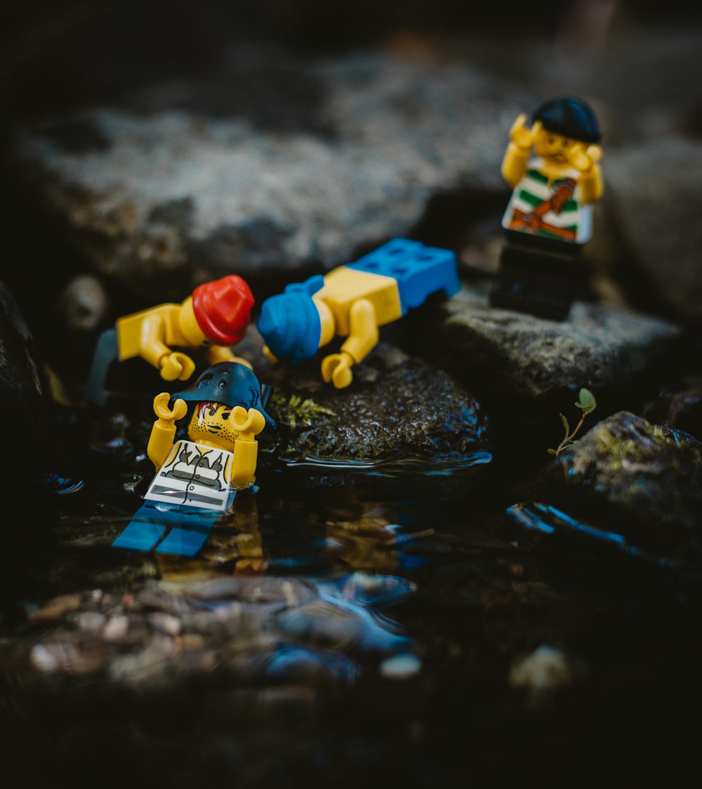 gelbe blaue und rote Lego-Bausteine