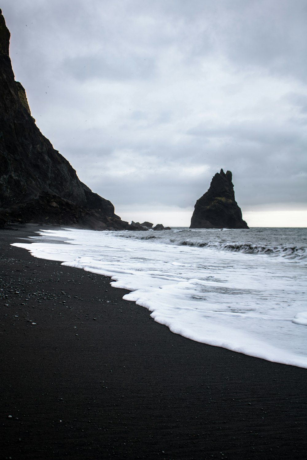 ocean waves crashing on shore during daytime