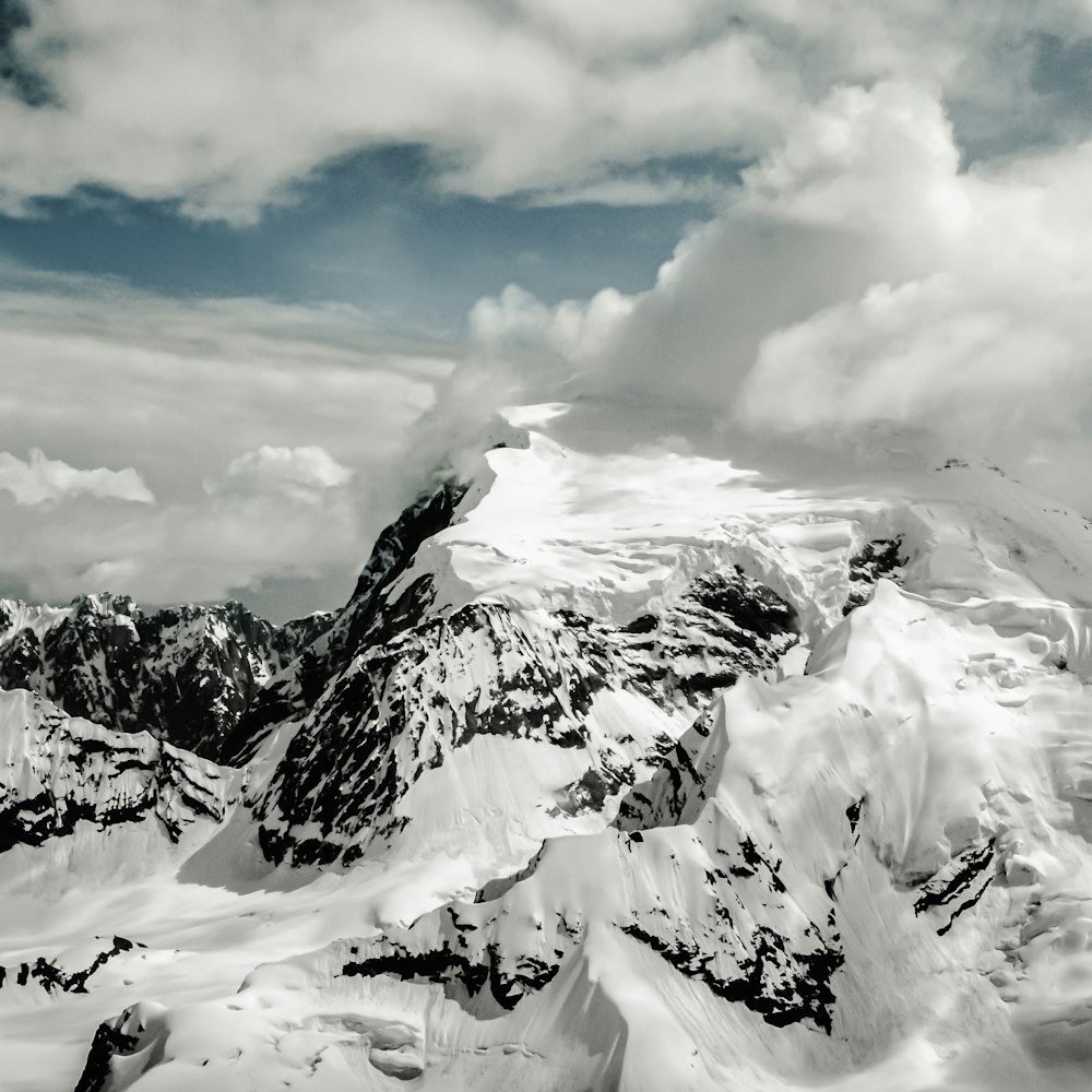 Montaña cubierta de nieve bajo el cielo azul durante el día