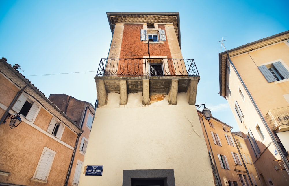 Bâtiment en béton brun et blanc