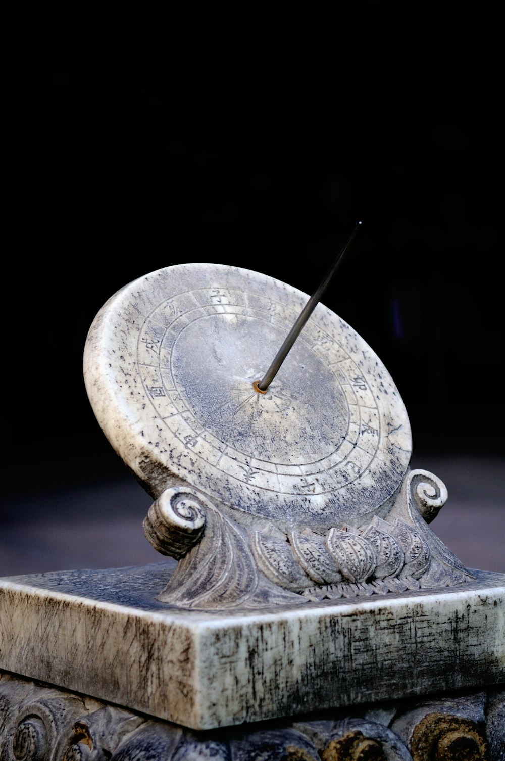 Horloge analogique ronde noire et argentée