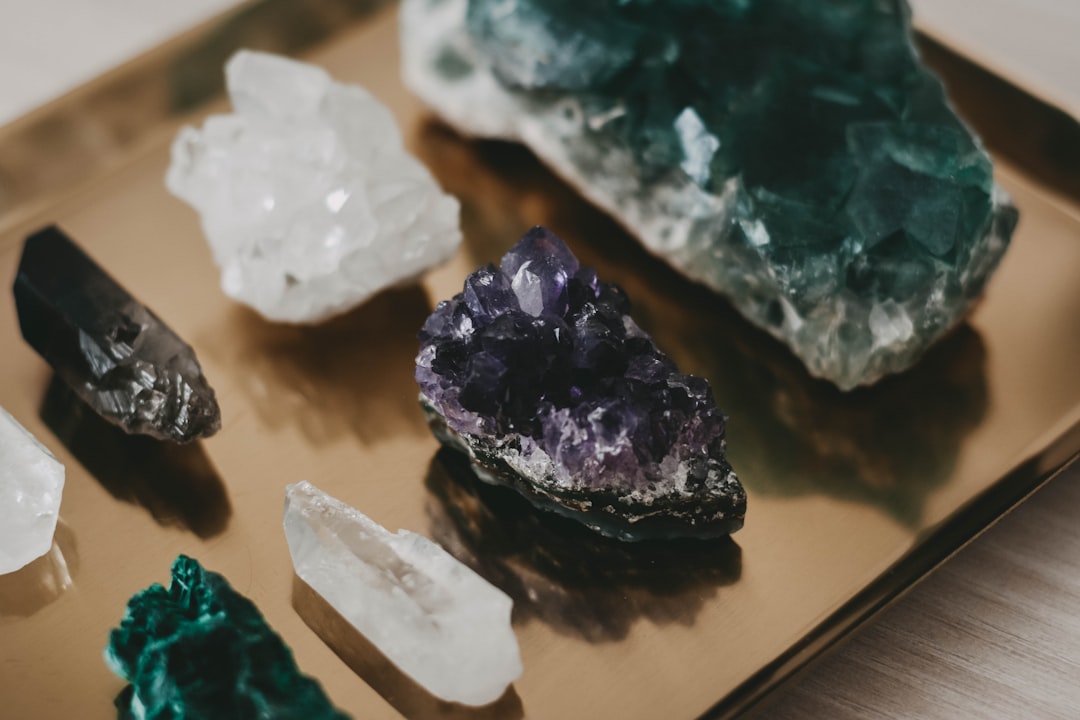 探索水晶的神秘力量：10種常見水晶種類及其功效