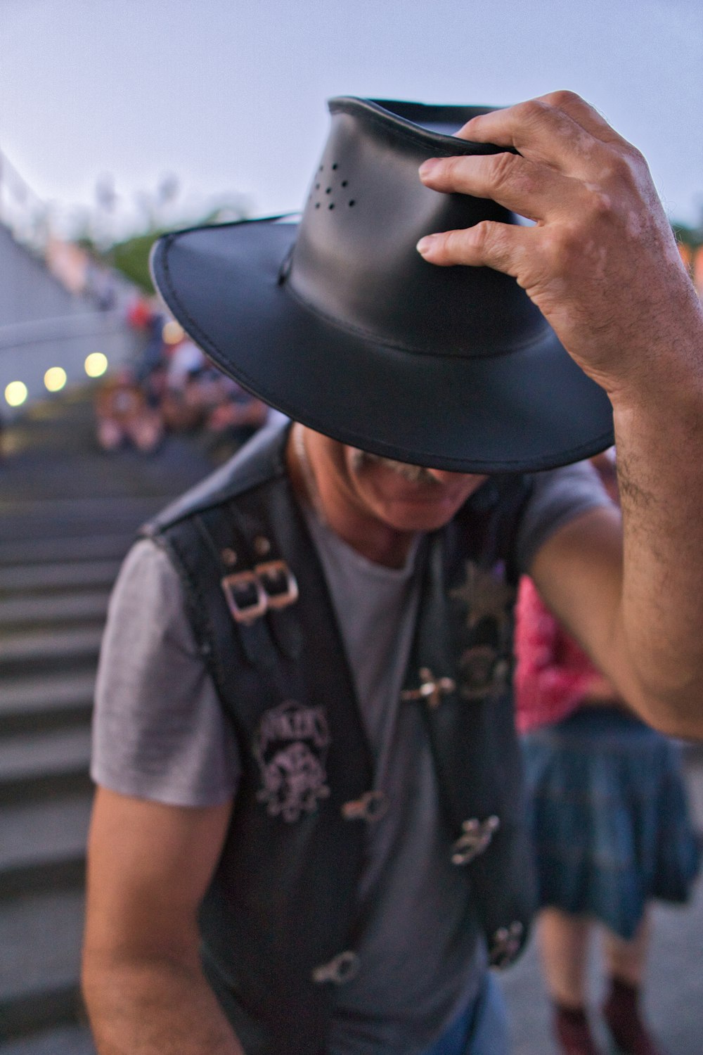 Foto Hombre con sombrero negro y camiseta negra con cuello redondo – Imagen  Sombrero de vaquero gratis en Unsplash
