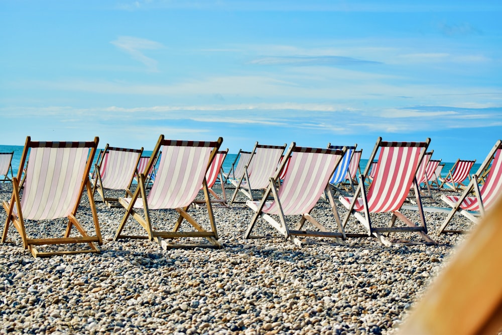 chaises pliantes en bois marron sur la plage pendant la journée