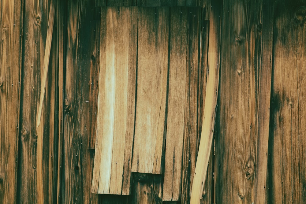 白い織物が付いている茶色の木の板の写真 Unsplashの無料写真