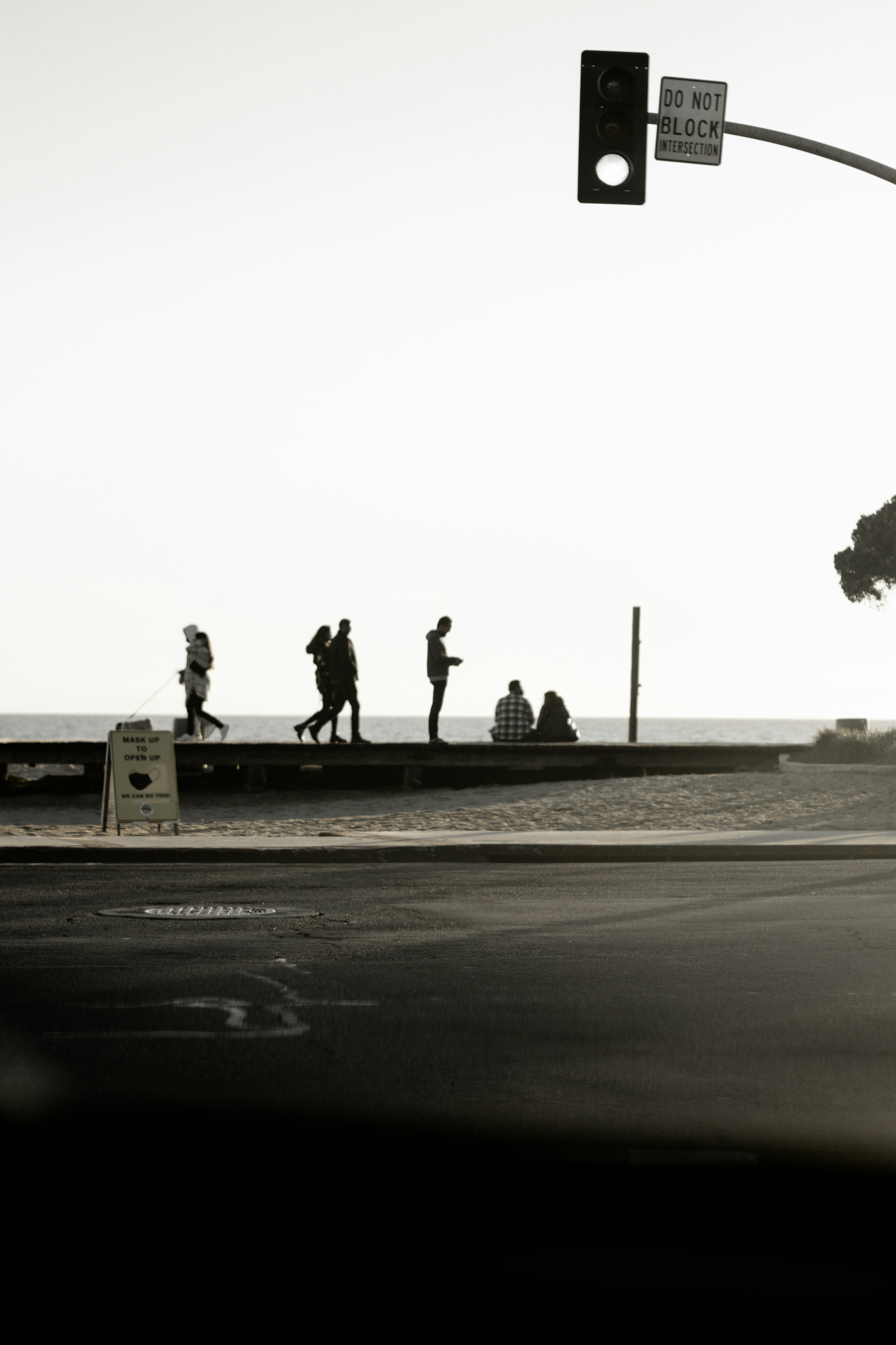 Graustufenfoto von Menschen, die auf der Straße gehen