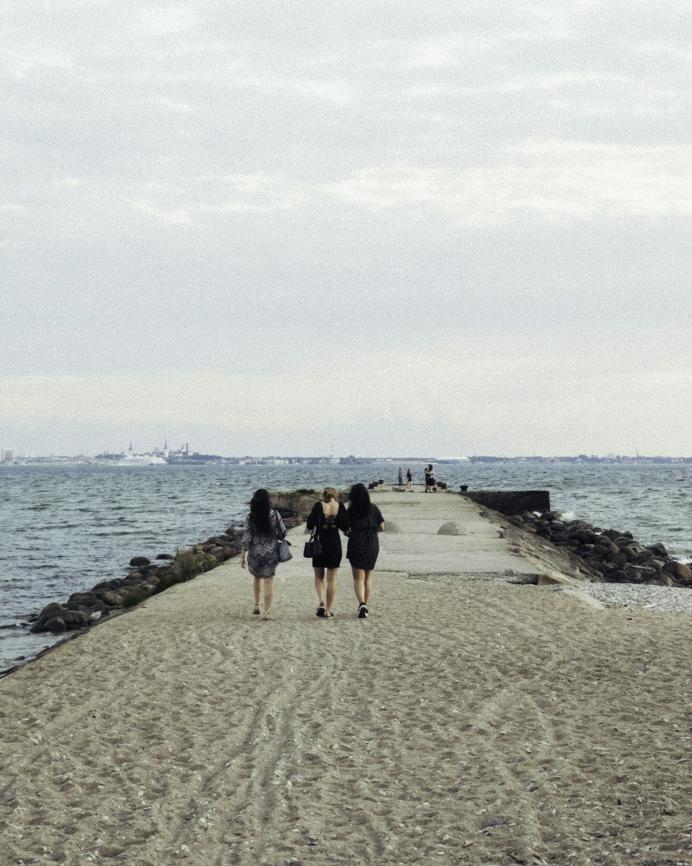 2 Frauen spazieren tagsüber am Strand