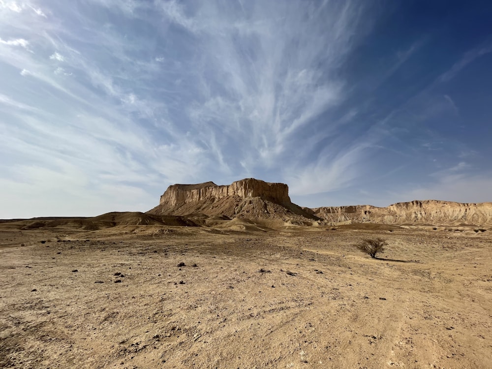 Montaña rocosa marrón bajo el cielo azul durante el día