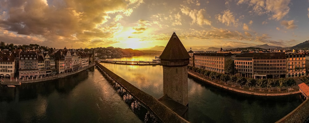 Braunes Holzdock am See bei Sonnenuntergang