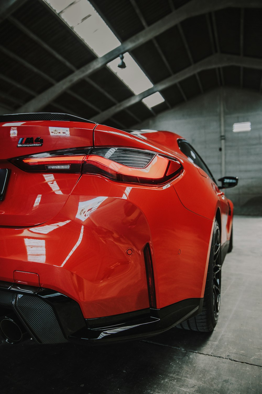 Roter Ferrari 458 Italia auf Parkplatz geparkt