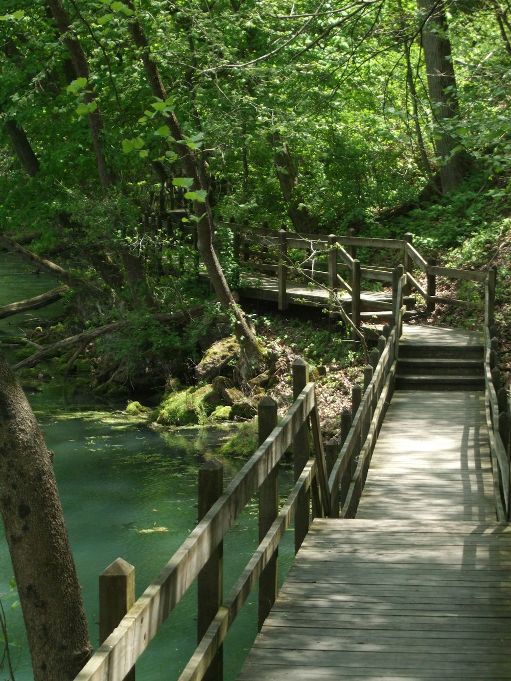 Puente de madera marrón sobre el río